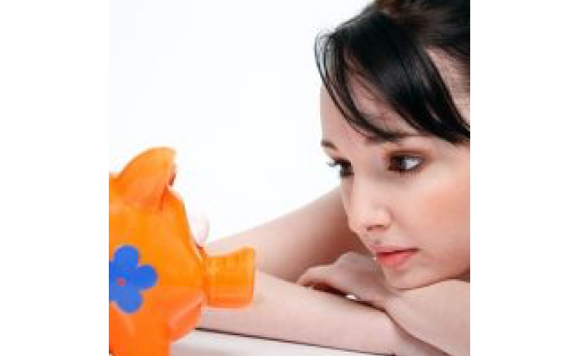 20代後半です。目尻のシワが気になりだしましたが低予算で改善できる方法はありますか？